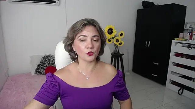 Chiraz hasnaa online show from 02/18/25, 01:43