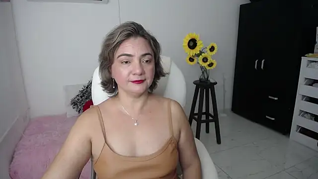 Chiraz hasnaa online show from 02/20/25, 11:32