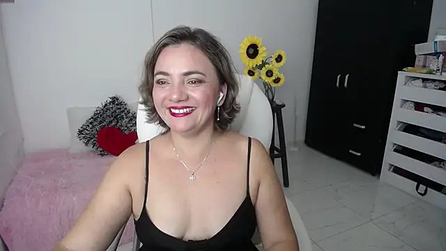 Chiraz hasnaa online show from 02/21/25, 10:48