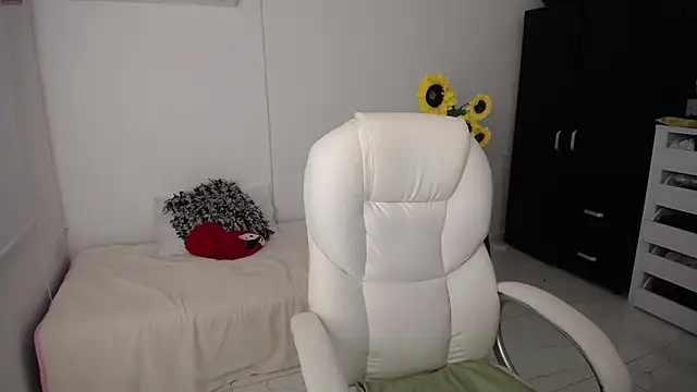 Chiraz hasnaa online show from 03/15/25, 01:19