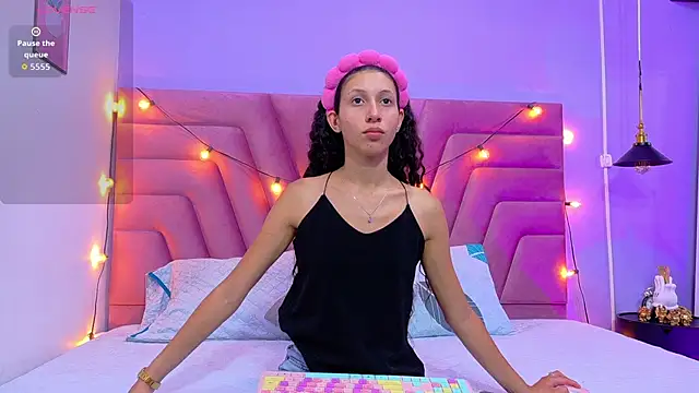 Snapshot of Beautifulskinny18 chatting on 10/14/25, 08:31 Beautifulskinny18 online show from 10/14/25, 08:31