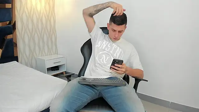 Yeiko Romero  online show from 02/18/25, 05:21