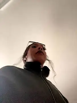 TIFFANYYSTAR online show from 10/18/25, 07:36