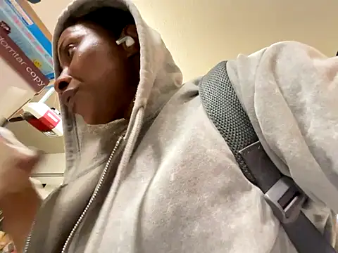 Snapshot of wynterheat chatting on 11/04/25, 12:15 wynterheat online show from 11/04/25, 12:15