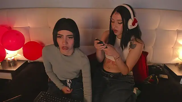 Snapshot of Zowi_Hottiee chatting on 02/14/25, 04:58 Zowi Hottiee online show from 02/14/25, 04:58