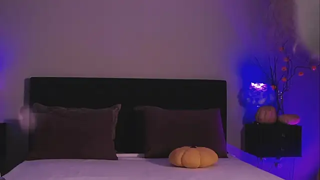 Denise Garciia online show from 10/10/25, 01:21