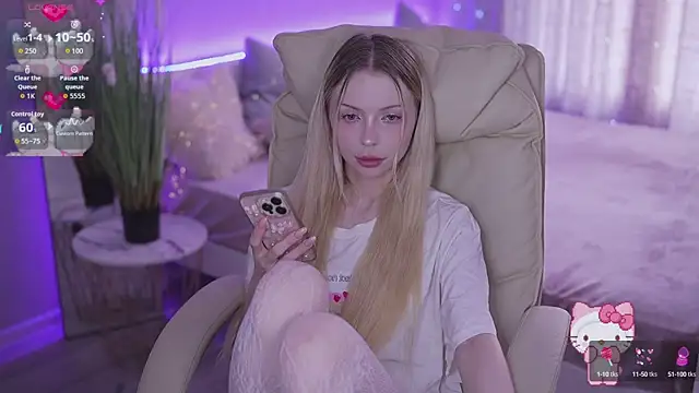 Snapshot of EviStar chatting on 09/19/25, 08:27 EviStar online show from 09/19/25, 08:27