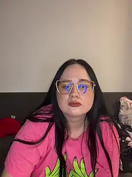 Snapshot of curvybabe7 chatting on 12/13/25, 09:20 curvybabe7 online show from 12/13/25, 09:20