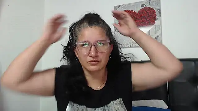 Snapshot of Angelinna_Milf chatting on 10/20/25, 07:36 Angelinna Milf online show from 10/20/25, 07:36