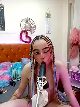 Snapshot of Yennastone chatting on 12/15/24, 02:19 Yennastone online show from 12/15/24, 02:19