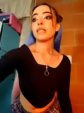 Snapshot of Yennastone chatting on 02/18/25, 12:15 Yennastone online show from 02/18/25, 12:15