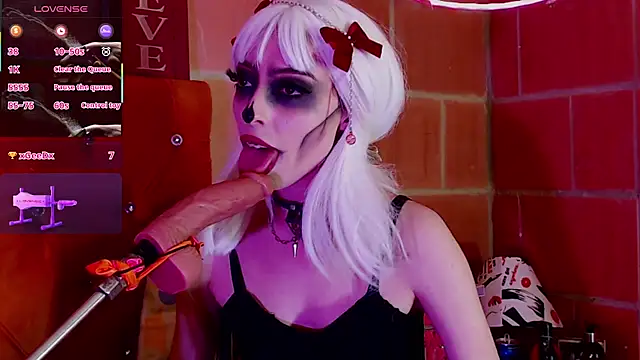 Snapshot of Yennastone chatting on 10/15/25, 06:02 Yennastone online show from 10/15/25, 06:02