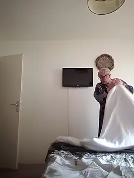 Snapshot of Bretoncool chatting on 11/17/25, 01:28 Bretoncool online show from 11/17/25, 01:28