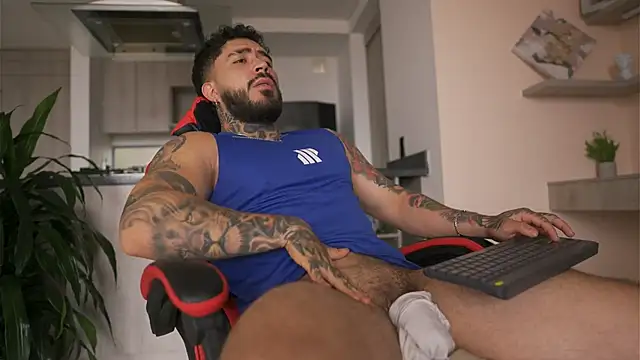 Snapshot of LeoSalvatore_ chatting on 10/10/25, 03:55 LeoSalvatore online show from 10/10/25, 03:55