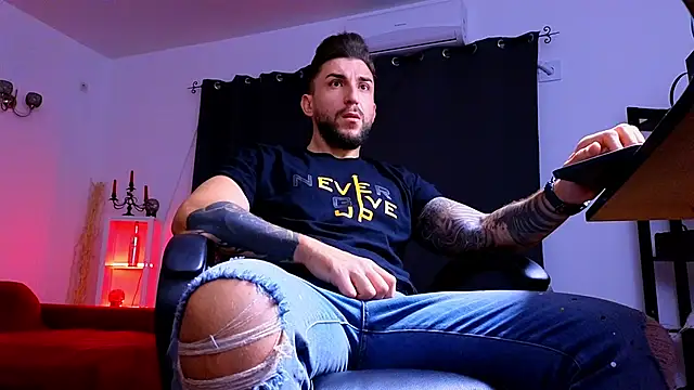 Snapshot of MightyAaron66 chatting on 10/06/25, 02:31 MightyAaron66 online show from 10/06/25, 02:31