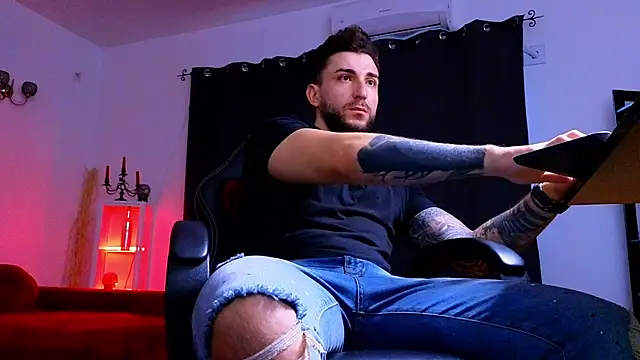 Snapshot of MightyAaron66 chatting on 10/23/25, 05:07 MightyAaron66 online show from 10/23/25, 05:07