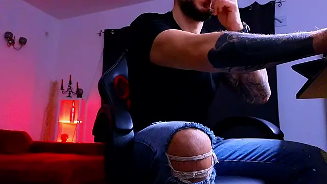 Snapshot of MightyAaron66 chatting on 11/23/25, 04:12 MightyAaron66 online show from 11/23/25, 04:12