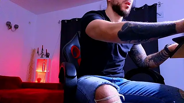 Snapshot of MightyAaron66 chatting on 11/29/25, 03:42 MightyAaron66 online show from 11/29/25, 03:42