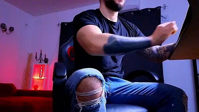 Snapshot of MightyAaron66 chatting on 12/15/25, 05:01 MightyAaron66 online show from 12/15/25, 05:01