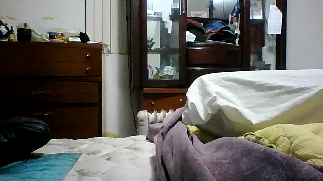 Snapshot of Emilylyn2501 chatting on 12/21/24, 08:43 Emilylyn2501 online show from 12/21/24, 08:43