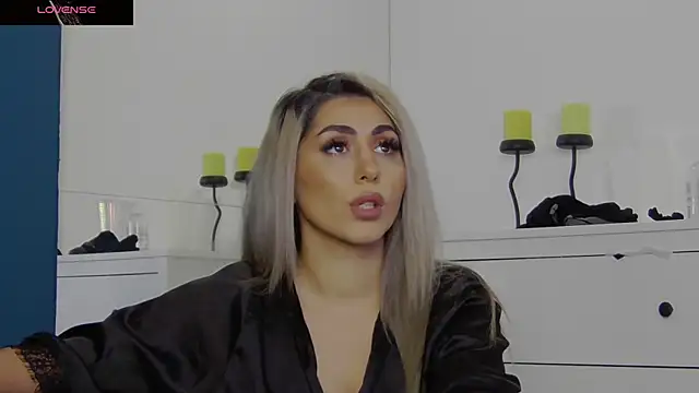 Snapshot of CelineMeyerr chatting on 10/04/25, 06:11 CelineMeyerr online show from 10/04/25, 06:11