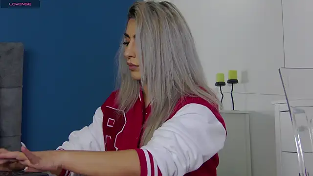 Snapshot of CelineMeyerr chatting on 10/10/25, 05:17 CelineMeyerr online show from 10/10/25, 05:17