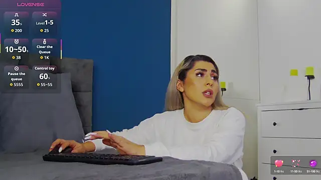 Snapshot of CelineMeyerr chatting on 10/16/25, 05:19 CelineMeyerr online show from 10/16/25, 05:19