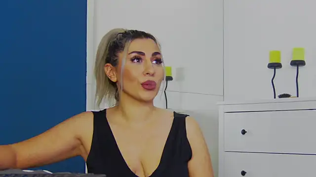 Snapshot of CelineMeyerr chatting on 10/17/25, 05:32 CelineMeyerr online show from 10/17/25, 05:32