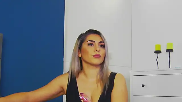 Snapshot of CelineMeyerr chatting on 10/23/25, 05:18 CelineMeyerr online show from 10/23/25, 05:18