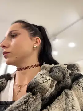 Snapshot of Roxana-Sexy chatting on 01/19/25, 06:31 Roxana-Sexy online show from 01/19/25, 06:31