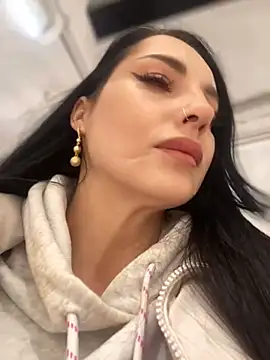 Snapshot of Roxana-Sexy chatting on 03/01/25, 05:42 Roxana-Sexy online show from 03/01/25, 05:42