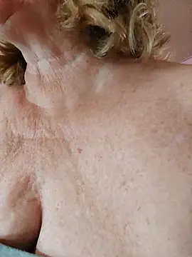 Snapshot of _sunshine__ chatting on 09/20/25, 01:45  sunshine   online show from 09/20/25, 01:45