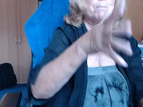 Snapshot of _sunshine__ chatting on 10/06/25, 06:33  sunshine   online show from 10/06/25, 06:33