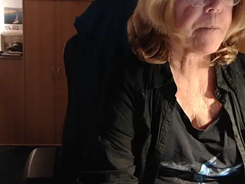 Snapshot of _sunshine__ chatting on 10/26/25, 07:42  sunshine   online show from 10/26/25, 07:42