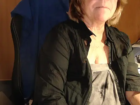 Snapshot of _sunshine__ chatting on 10/31/25, 05:47  sunshine   online show from 10/31/25, 05:47