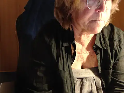 Snapshot of _sunshine__ chatting on 11/07/25, 05:02 sunshine online show from 11/07/25, 05:02