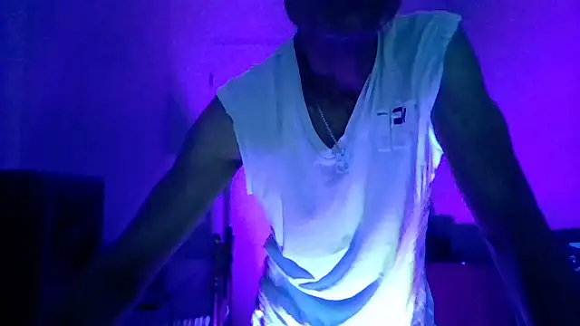 Snapshot of brunoguunot chatting on 09/27/25, 07:52 brunoguunot online show from 09/27/25, 07:52