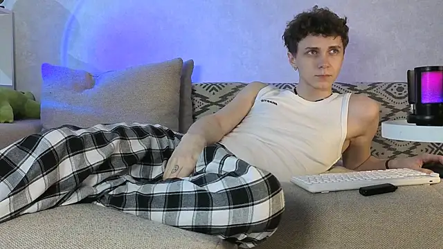 Snapshot of aqualidolly chatting on 12/28/24, 03:37 aqualidolly online show from 12/28/24, 03:37