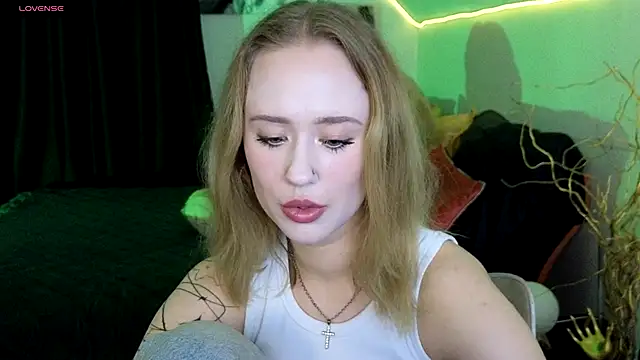 Snapshot of SashaBrooks chatting on 09/15/25, 06:08 SashaBrooks online show from 09/15/25, 06:08