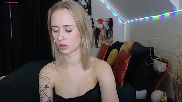 Snapshot of SashaBrooks chatting on 10/12/25, 01:32 SashaBrooks online show from 10/12/25, 01:32