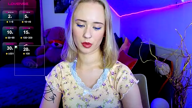 Snapshot of SashaBrooks chatting on 10/22/25, 06:51 SashaBrooks online show from 10/22/25, 06:51