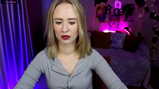 Snapshot of SashaBrooks chatting on 11/11/25, 02:06 SashaBrooks online show from 11/11/25, 02:06