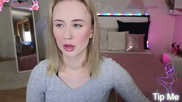 Snapshot of SashaBrooks chatting on 11/17/25, 02:12 SashaBrooks online show from 11/17/25, 02:12