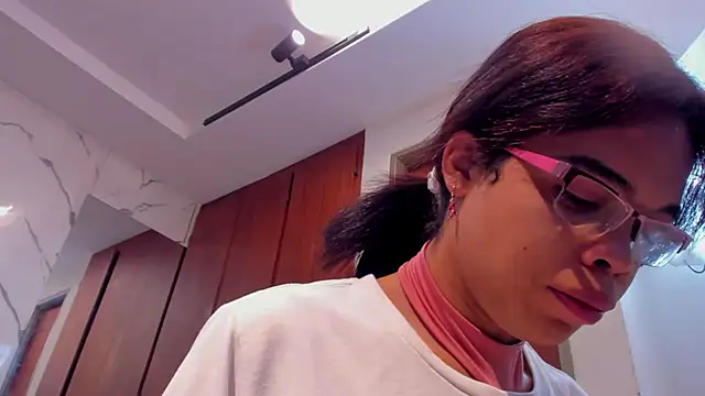 Snapshot of evelyn_wine chatting on 10/17/25, 01:14 evelyn wine online show from 10/17/25, 01:14