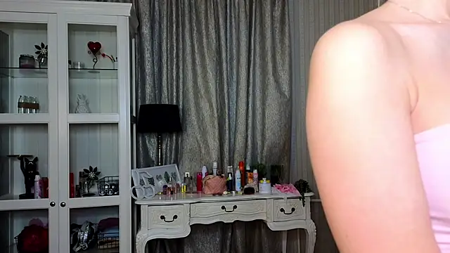 Snapshot of AnneFoxy chatting on 12/21/25, 07:26 AnneFoxy online show from 12/21/25, 07:26