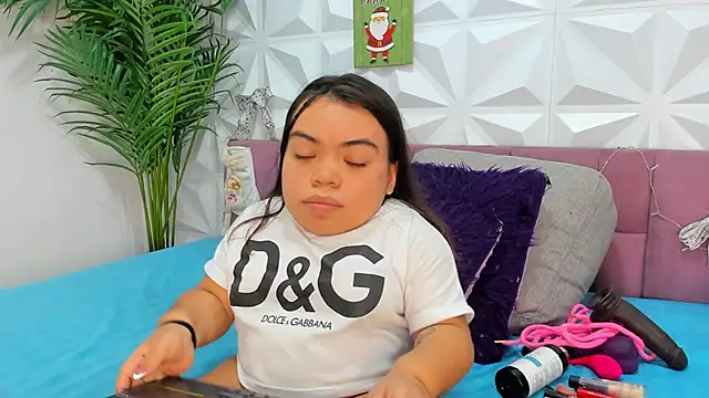 Snapshot of Michelle_Brooks chatting on 12/20/24, 01:33 Michelle Brooks online show from 12/20/24, 01:33