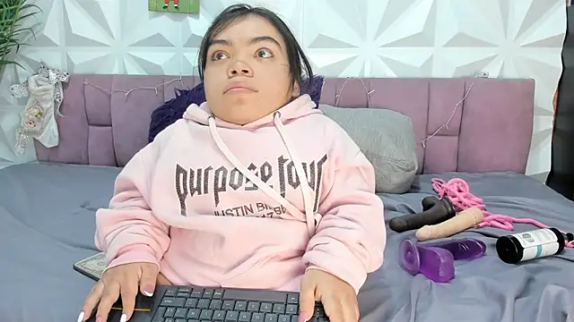 Snapshot of Michelle_Brooks chatting on 12/27/24, 01:07 Michelle Brooks online show from 12/27/24, 01:07