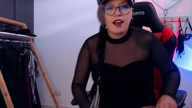 Snapshot of LilithSharon chatting on 10/04/25, 04:49 LilithSharon online show from 10/04/25, 04:49