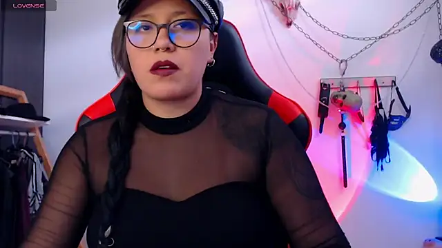 Snapshot of LilithSharon chatting on 12/18/25, 06:58 LilithSharon online show from 12/18/25, 06:58