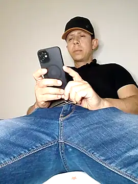 Snapshot of hoy_toyboy chatting on 03/12/25, 12:31 hoy toyboy online show from 03/12/25, 12:31